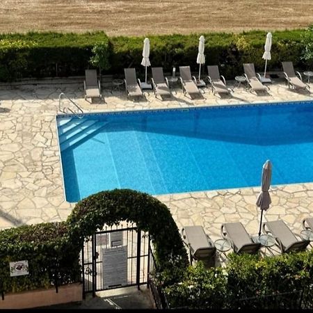 Two Bedroom Apartment With Pool Paphos Bagian luar foto