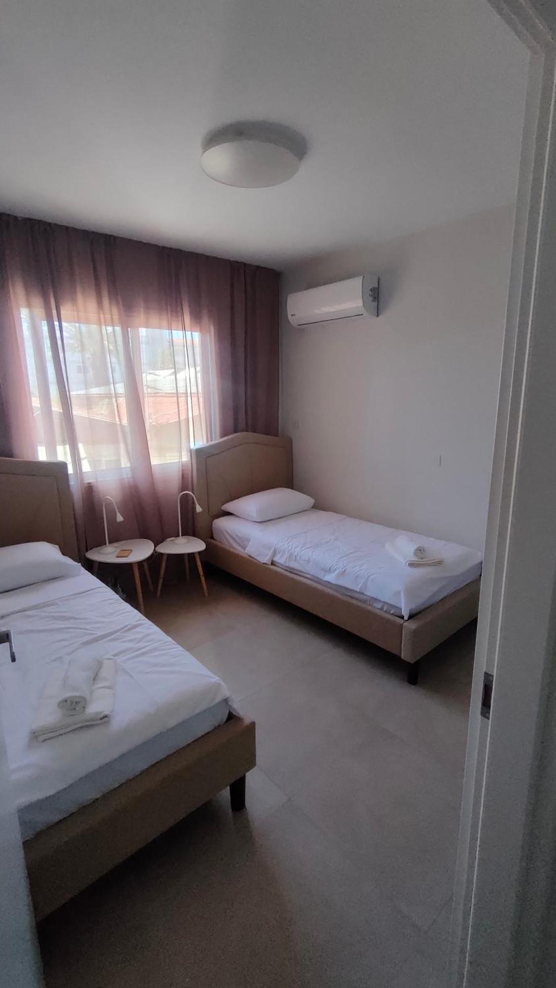 Two Bedroom Apartment With Pool Paphos Bagian luar foto