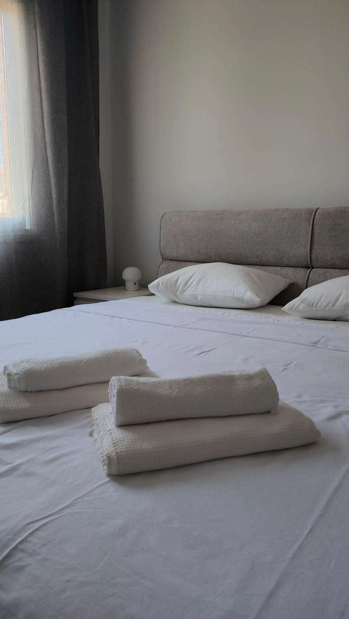 Two Bedroom Apartment With Pool Paphos Bagian luar foto