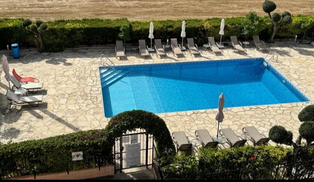 Two Bedroom Apartment With Pool Paphos Bagian luar foto